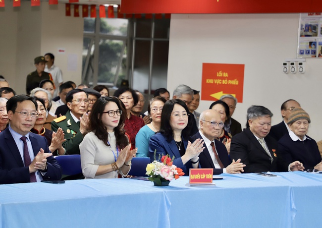 Thứ trưởng Thường trực Lâm Thị Phương Thanh bỏ phiếu bầu cử tại Khu vực số 16, phường Yên Hòa, Hà Nội - Ảnh 1.