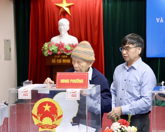 Thứ trưởng Thường trực Lâm Thị Phương Thanh bỏ phiếu bầu cử tại Khu vực số 16, phường Yên Hòa, Hà Nội - Ảnh 6.