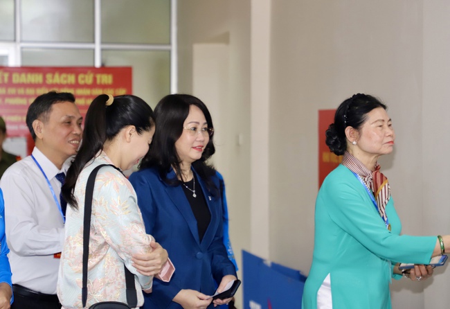 Thứ trưởng Thường trực Lâm Thị Phương Thanh bỏ phiếu bầu cử tại Khu vực số 16, phường Yên Hòa, Hà Nội - Ảnh 8.