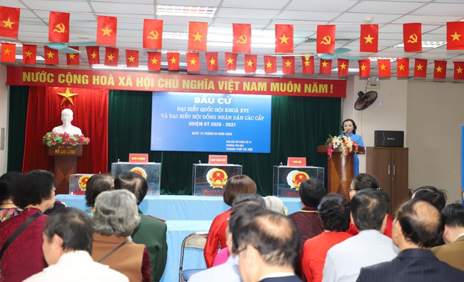 Thứ trưởng Thường trực Lâm Thị Phương Thanh bỏ phiếu bầu cử tại Khu vực số 16, phường Yên Hòa, Hà Nội - Ảnh 7.