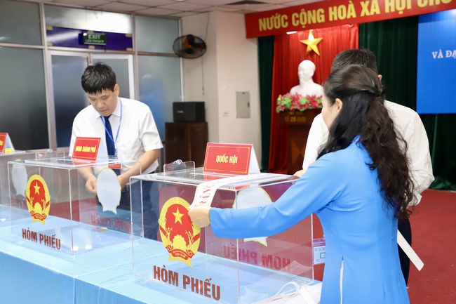 Thứ trưởng Thường trực Lâm Thị Phương Thanh bỏ phiếu bầu cử tại Khu vực số 16, phường Yên Hòa, Hà Nội - Ảnh 12.