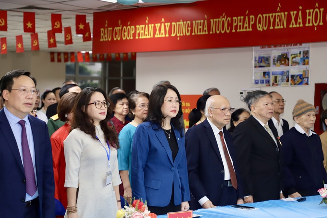 Thứ trưởng Thường trực Lâm Thị Phương Thanh bỏ phiếu bầu cử tại Khu vực số 16, phường Yên Hòa, Hà Nội - Ảnh 2.