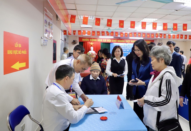 Thứ trưởng Thường trực Lâm Thị Phương Thanh bỏ phiếu bầu cử tại Khu vực số 16, phường Yên Hòa, Hà Nội - Ảnh 5.