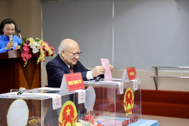 Thứ trưởng Thường trực Lâm Thị Phương Thanh bỏ phiếu bầu cử tại Khu vực số 16, phường Yên Hòa, Hà Nội - Ảnh 15.