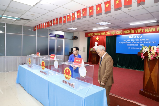 Thứ trưởng Thường trực Lâm Thị Phương Thanh bỏ phiếu bầu cử tại Khu vực số 16, phường Yên Hòa, Hà Nội - Ảnh 11.
