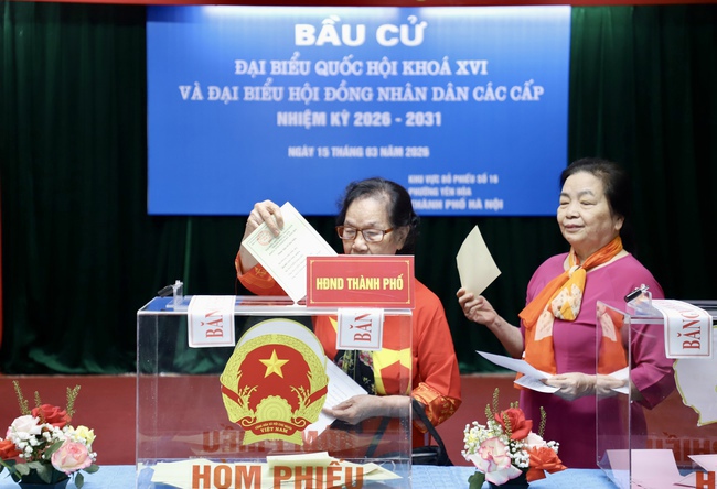 Thứ trưởng Thường trực Lâm Thị Phương Thanh bỏ phiếu bầu cử tại Khu vực số 16, phường Yên Hòa, Hà Nội - Ảnh 16.