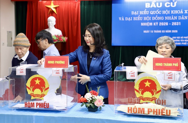 Thứ trưởng Thường trực Lâm Thị Phương Thanh bỏ phiếu bầu cử tại Khu vực số 16, phường Yên Hòa, Hà Nội - Ảnh 18.