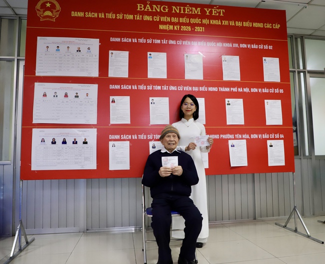 Thứ trưởng Thường trực Lâm Thị Phương Thanh bỏ phiếu bầu cử tại Khu vực số 16, phường Yên Hòa, Hà Nội - Ảnh 20.