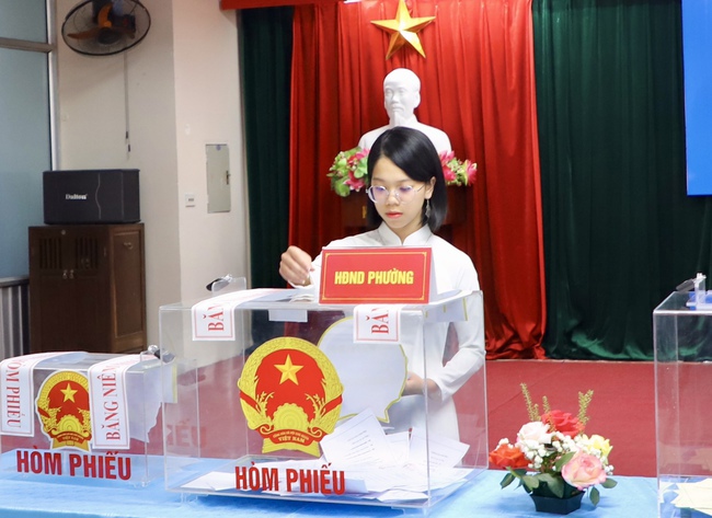 Thứ trưởng Thường trực Lâm Thị Phương Thanh bỏ phiếu bầu cử tại Khu vực số 16, phường Yên Hòa, Hà Nội - Ảnh 19.