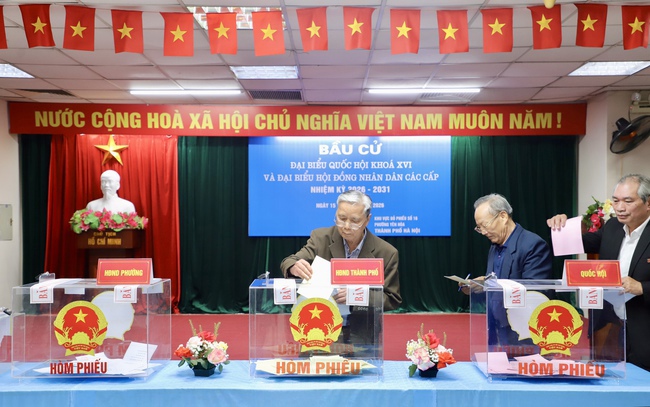 Thứ trưởng Thường trực Lâm Thị Phương Thanh bỏ phiếu bầu cử tại Khu vực số 16, phường Yên Hòa, Hà Nội - Ảnh 17.