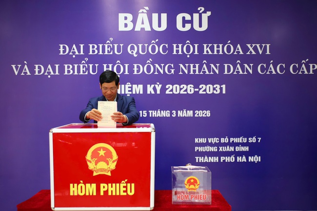 Bộ trưởng Nguyễn Văn Hùng bỏ phiếu bầu cử tại Khu vực số 7, phường Xuân Đỉnh, Hà Nội - Ảnh 5.