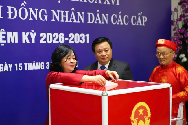 Bộ trưởng Nguyễn Văn Hùng bỏ phiếu bầu cử tại Khu vực số 7, phường Xuân Đỉnh, Hà Nội - Ảnh 3.