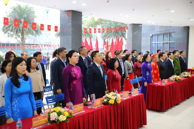 Bộ trưởng Nguyễn Văn Hùng bỏ phiếu bầu cử tại Khu vực số 7, phường Xuân Đỉnh, Hà Nội - Ảnh 1.