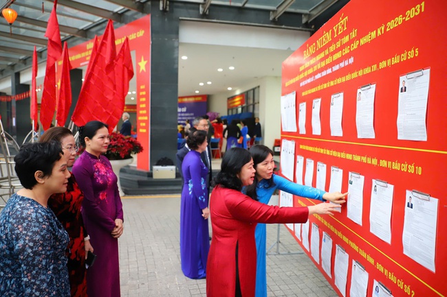 Bộ trưởng Nguyễn Văn Hùng bỏ phiếu bầu cử tại Khu vực số 7, phường Xuân Đỉnh, Hà Nội - Ảnh 6.