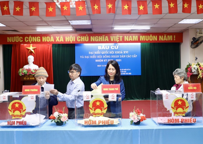 Tổng Bí thư Tô Lâm cùng các đồng chí lãnh đạo Đảng, Nhà nước thực hiện quyền cử tri - Ảnh 15.