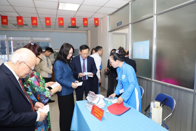 Tổng Bí thư Tô Lâm cùng các đồng chí lãnh đạo Đảng, Nhà nước thực hiện quyền cử tri - Ảnh 14.