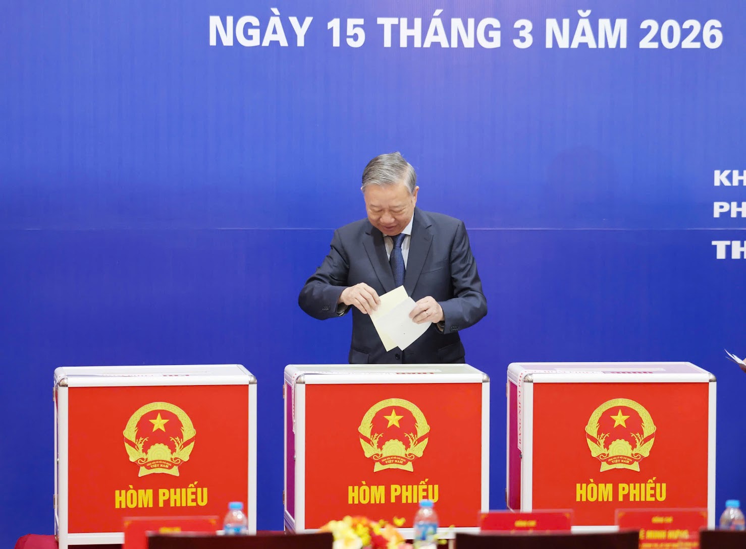 Chùm ảnh: Các đồng chí lãnh đạo Đảng, Nhà nước thực hiện quyền cử tri- Ảnh 4.