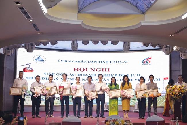 Chủ tịch UBND tỉnh Lào Cai trao Bằng khen cho YeaH1 vì đóng góp phát triển 88Clb f1.vip live casino, bắn cá, đá gà, thể thao qua chương trình “Gia Đình Haha” - Ảnh 1.