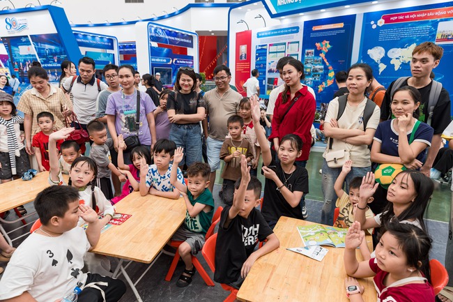 "Biển người" đổ về Triển lãm "80 năm hành trình Độc lập-Tự do-Hạnh phúc" trước ngày bế mạc - Ảnh 4.