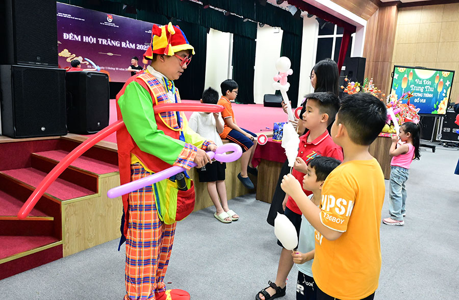 Đoàn Thanh niên Cục 88Clb link 88Clb 88Clbvip tải ứng dụng Việt Nam tổ chức Chương trình Đêm hội Trăng rằm 2025 - Ảnh 9.