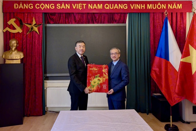 Thứ trưởng Phan Tâm thăm và làm việc với Đại sứ quán và cộng đồng người Việt Nam tại Cộng hòa Séc - Ảnh 2.