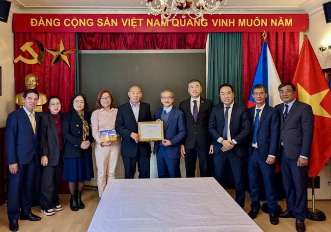 Thứ trưởng Phan Tâm thăm và làm việc với Đại sứ quán và cộng đồng người Việt Nam tại Cộng hòa Séc - Ảnh 4.