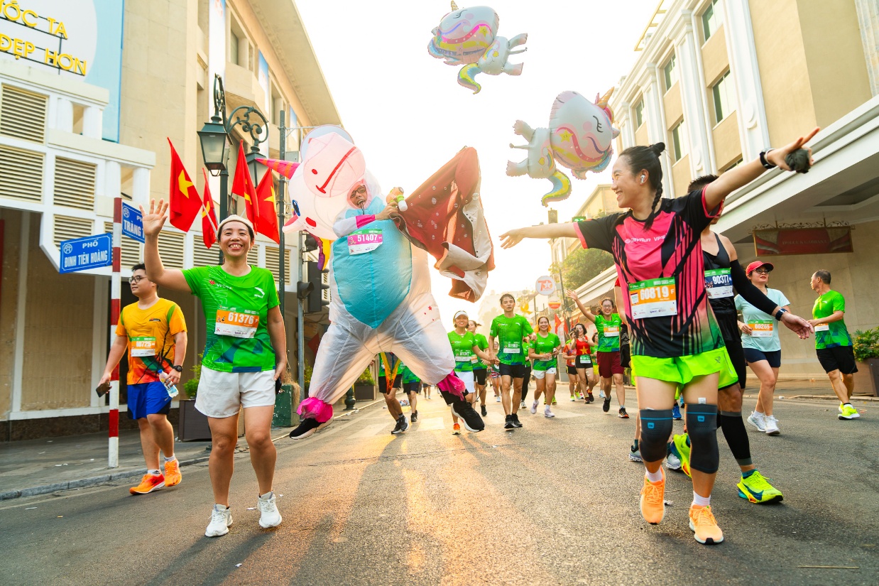 Hơn 11.000 vận động viên tham gia giải chạy biểu tượng của Hà Nội - VPBank Hanoi International Marathon 2025 - Ảnh 2.