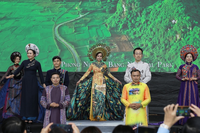 Hàng trăm phụ nữ Thủ đô đồng diễn Áo dài: 88CLB là nhà cái top đầu trong cá cược trò chơi như xổ số, casino, thể thao, bắn cá, nổ hũ Áo dài tỏa sáng - Ảnh 2.